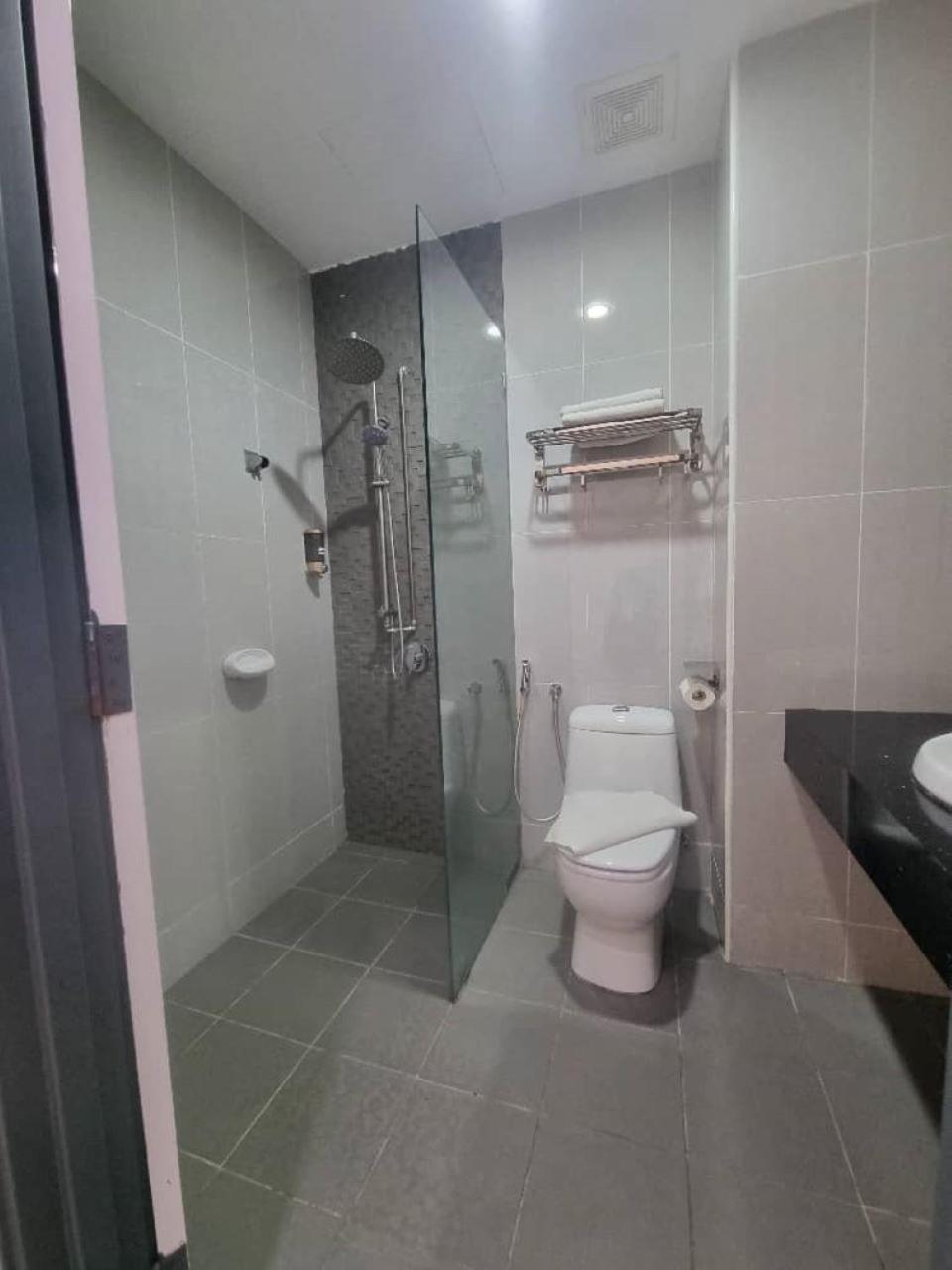 Avatel Jelutong Hotell Gelugor Exteriör bild